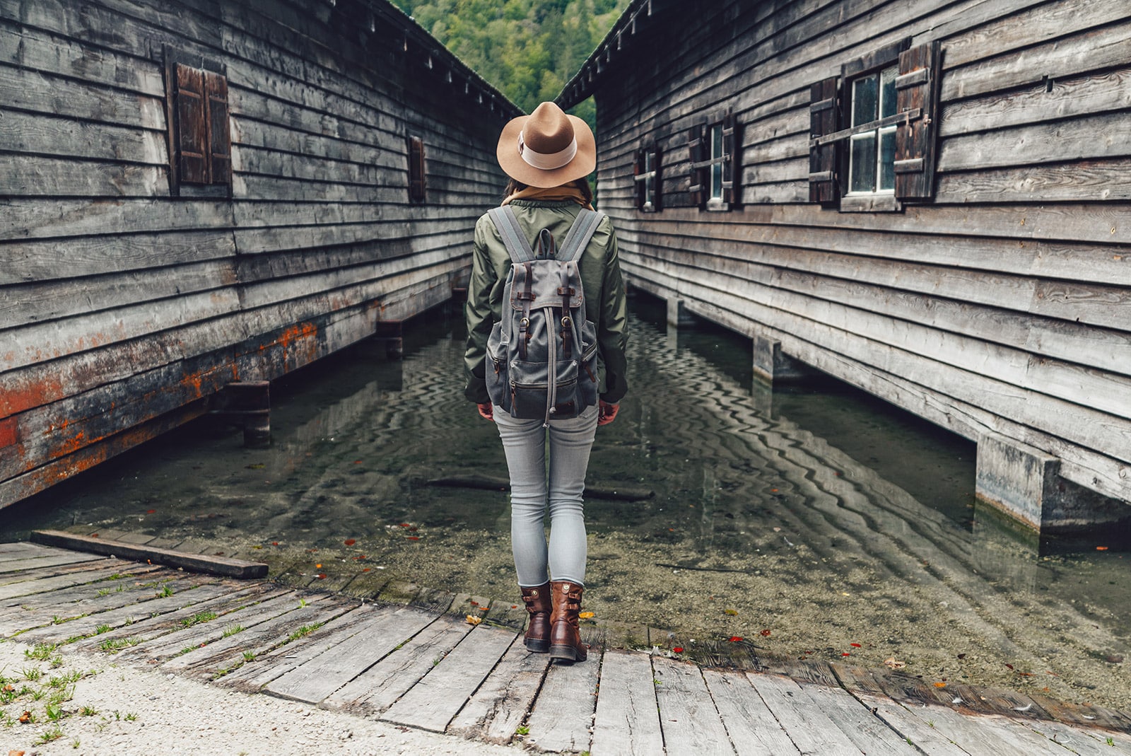 Ein Backpacker in einem der günstigen Reiseziele Europas