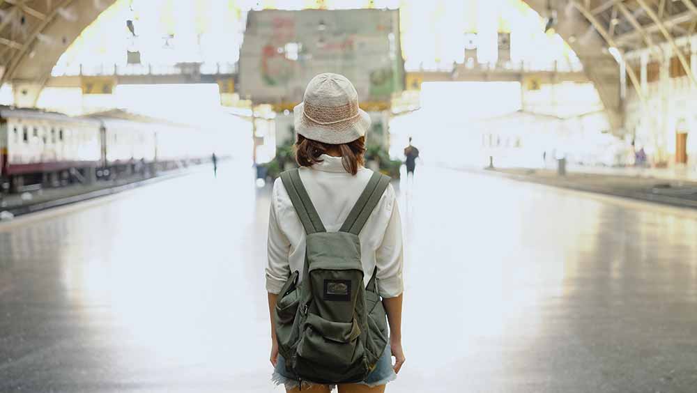 Backpacker überlegt, wohin sollte die nächste Reise geht - nach Asien oder Südamerika