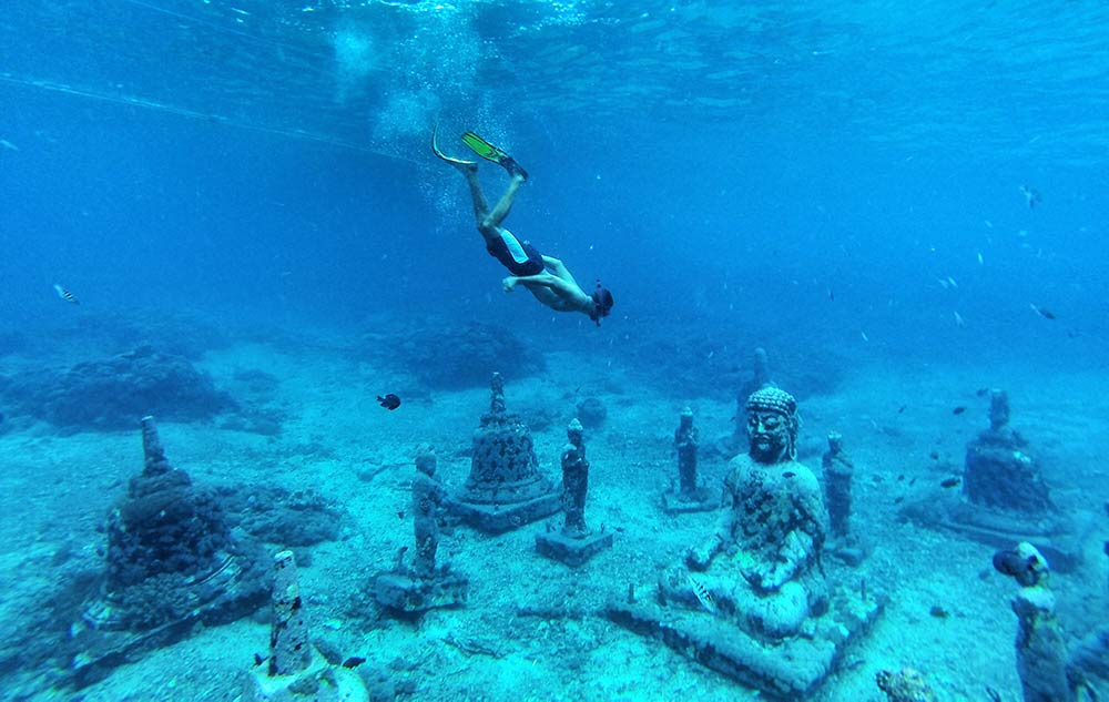 Schnorcheln Im Unterwasser-Buddha-Tempel Auf Bali