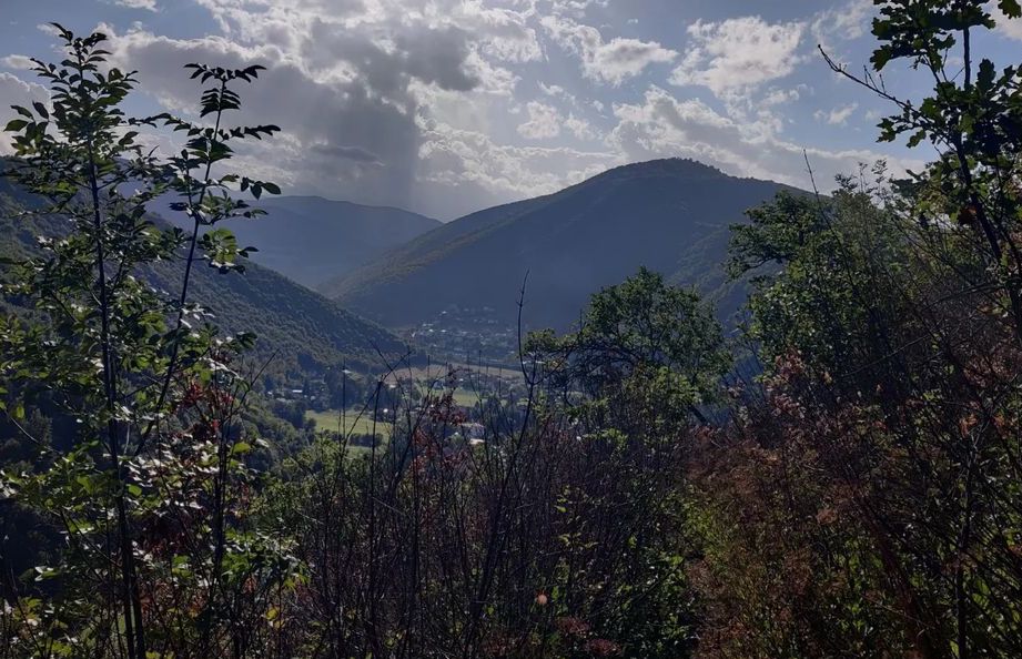 Sonnen-, Mond- und Drachenpyramiden von drei antiken Pyramiden in Visoko, Bosnien und Herzegowina