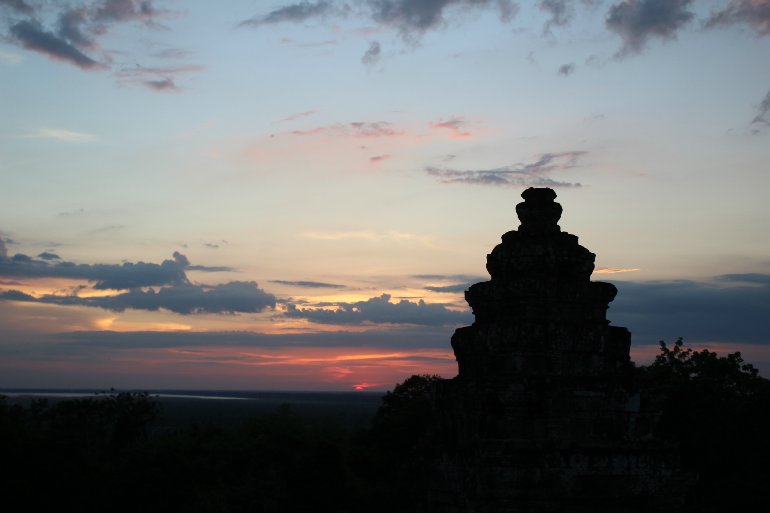 Ein_Tempel_in_Angkor_zum_Sonnenuntergang