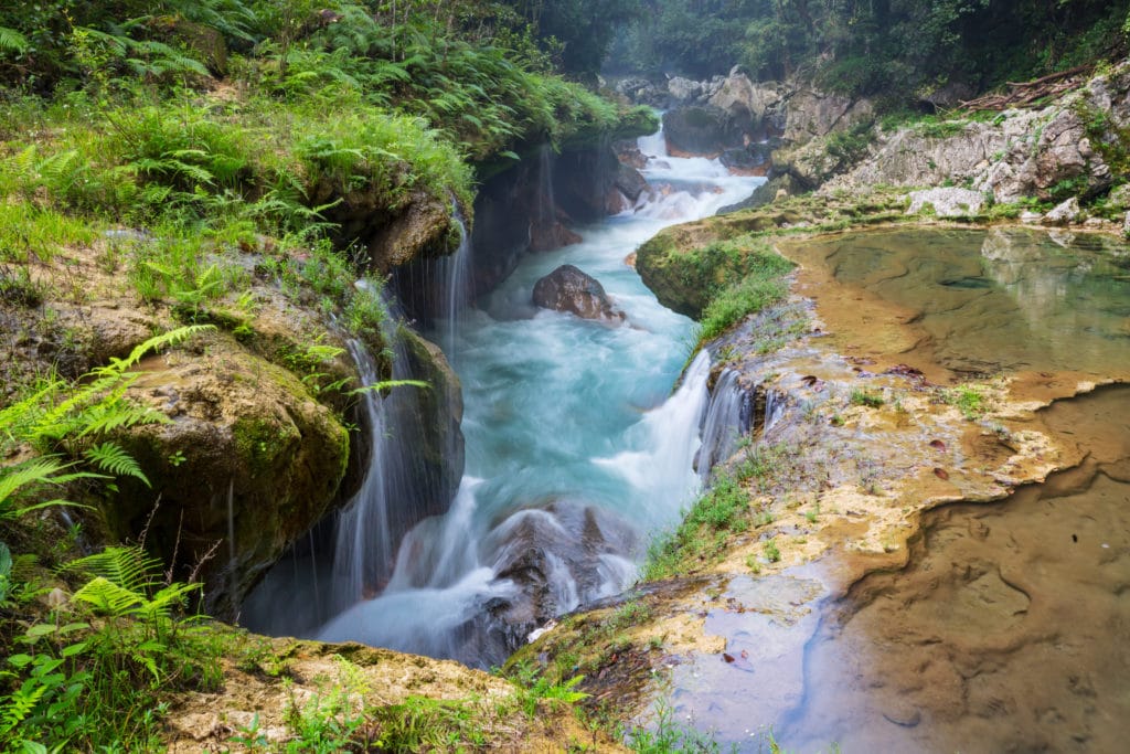 Ein Wasserfall mit heißem Wasser in Guatemala