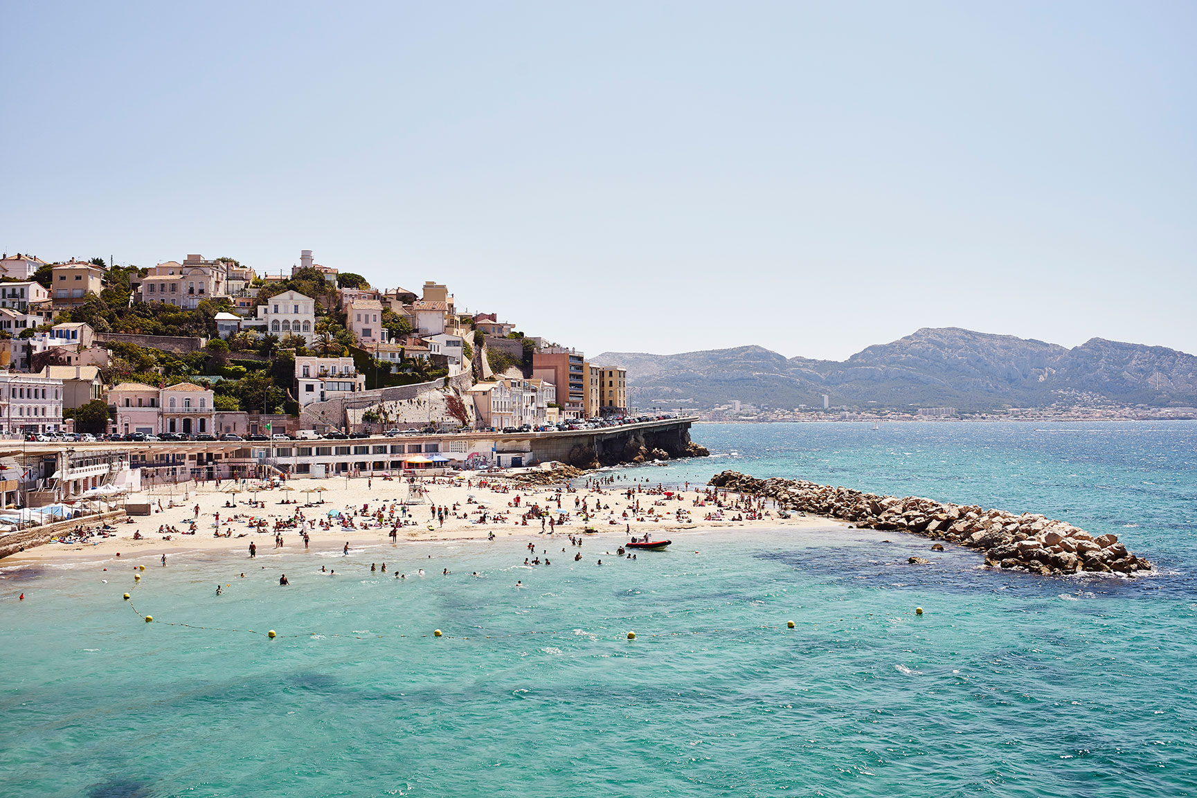 Massen von Urlaubern an der Küste, Marseille, Frankreich