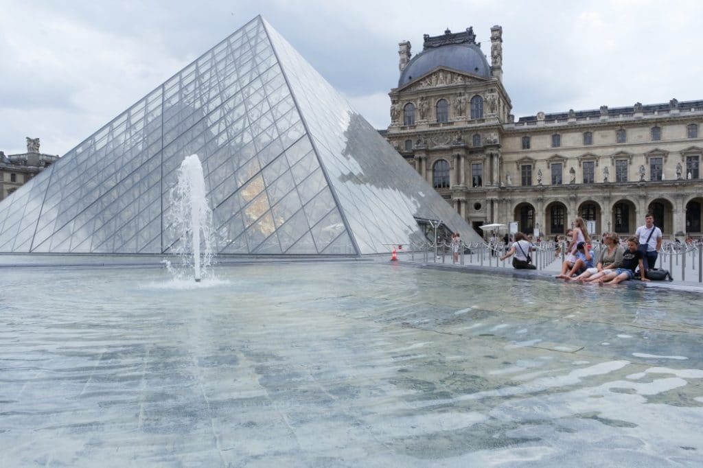 Tagesbudgetin Frankreich- Louvre, Paris