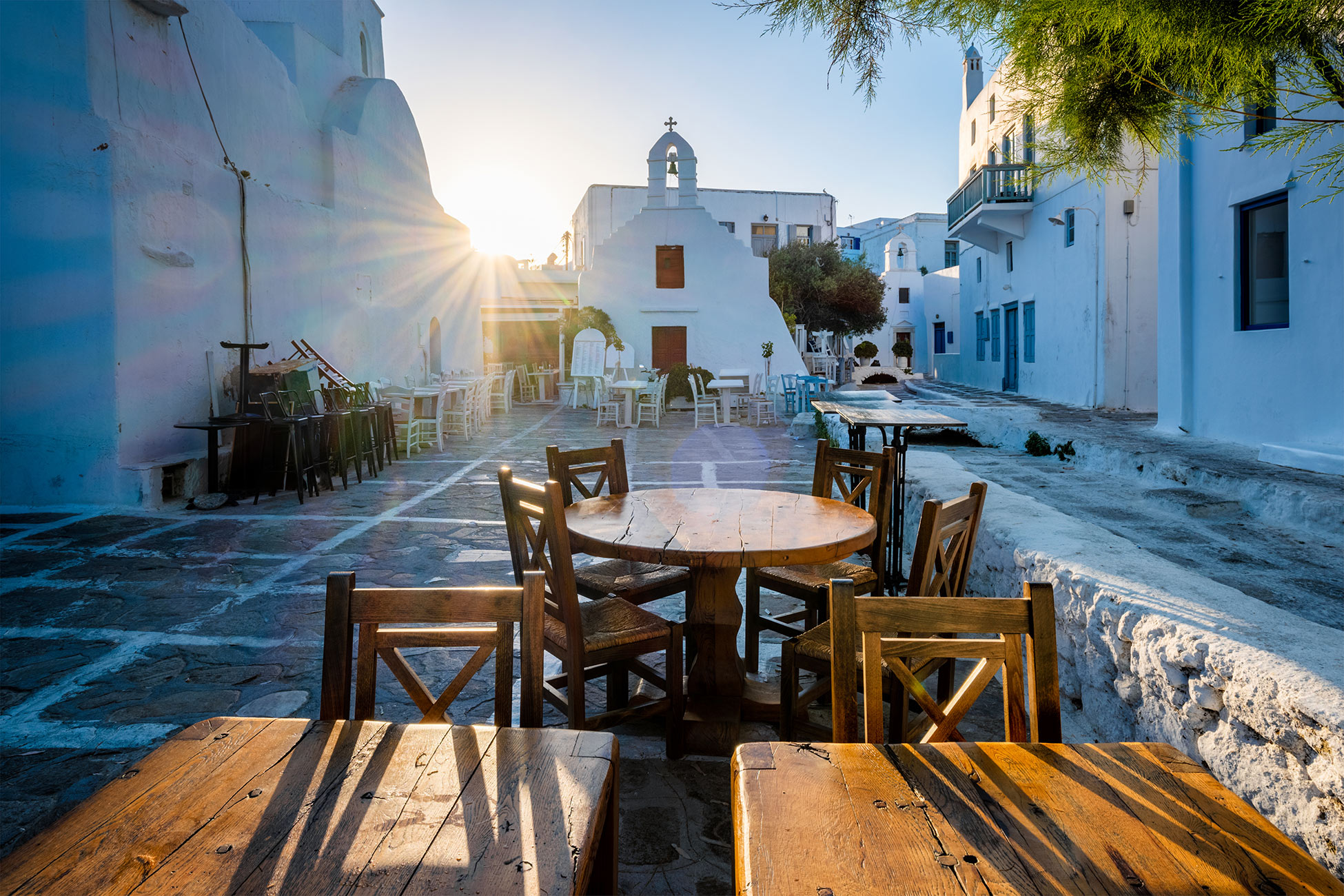 Cafe Tisch in malerischen Straßen von Mykonos Stadt