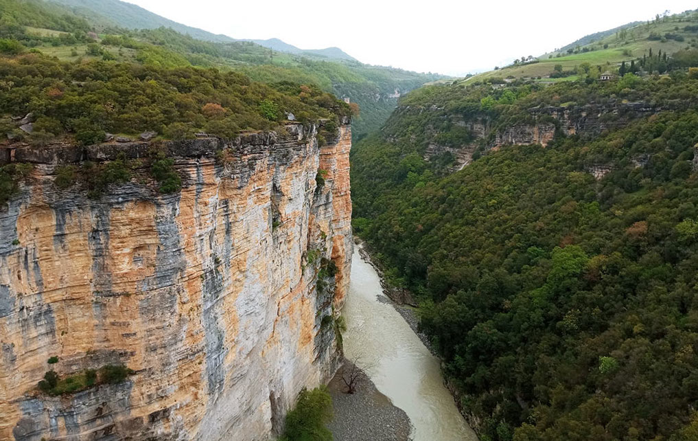 Der Osum Canyon in der Nähe von Berat