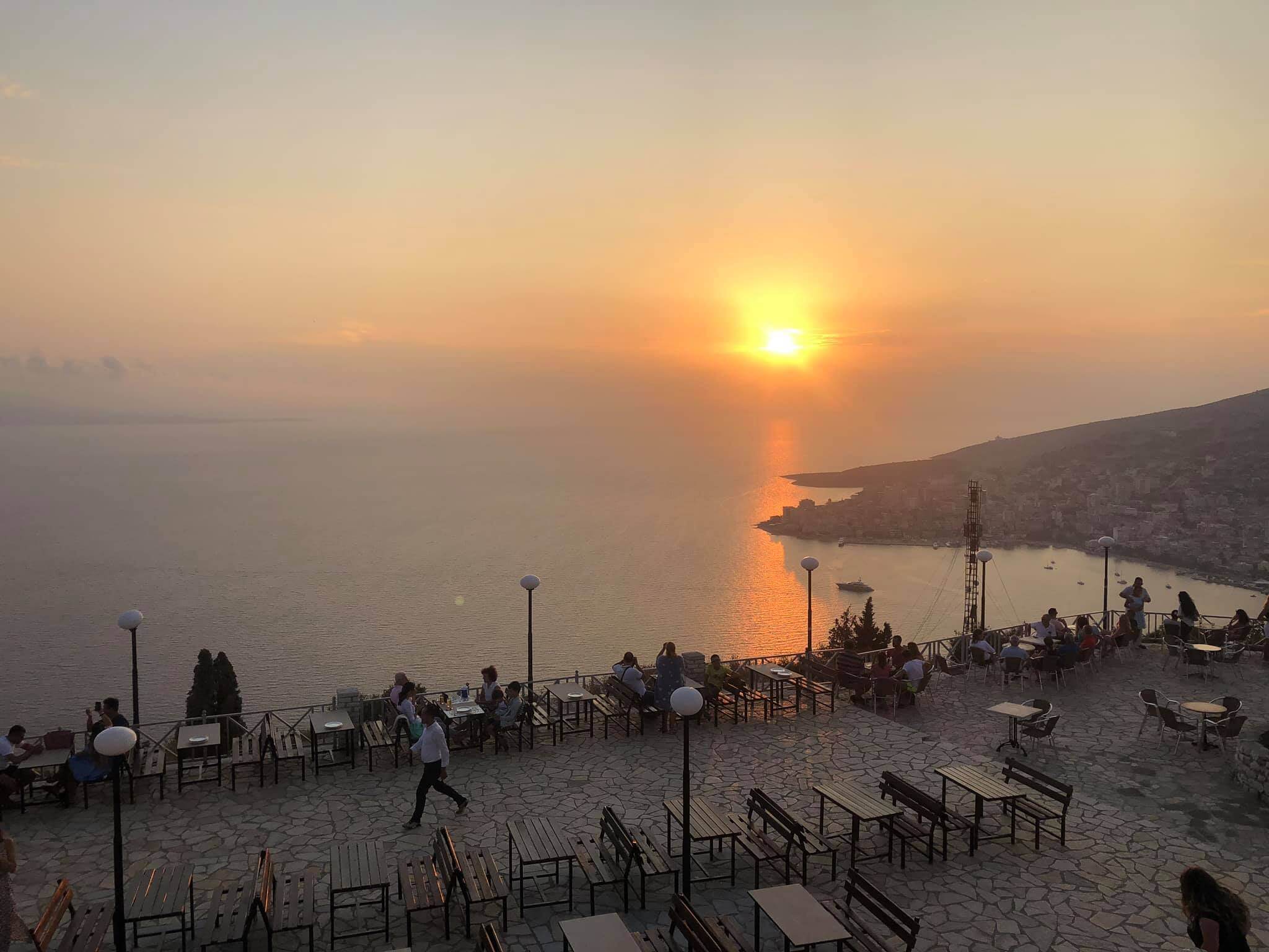 Restaurant mit Aussicht in Saranda, Albanien