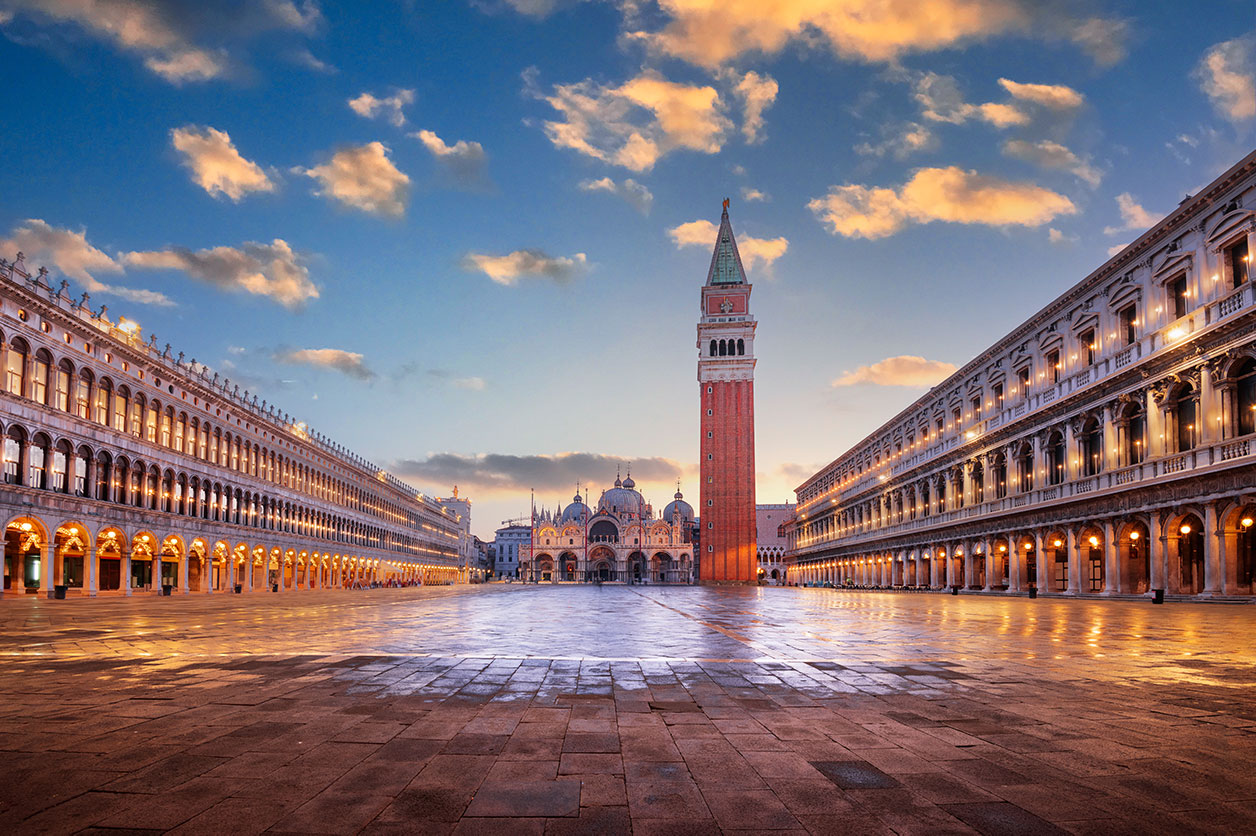 Venedig, Italien am Markusplatz mit der Basilika und dem Glockenturm