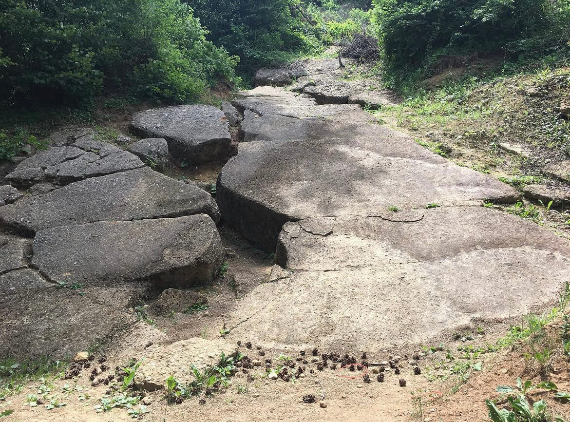 Bodenplatten am Tumulus